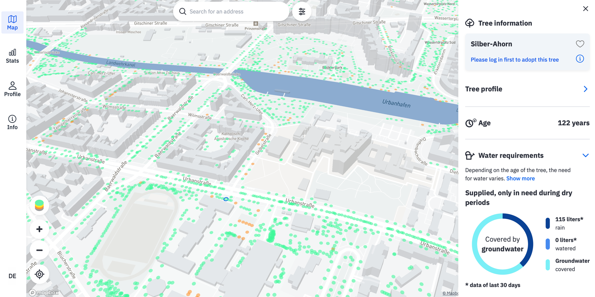 Captura de pantalla de la plataforma Giess den Kiez, resaltando la información sobre un árbol específico (marcado en azul) en el barrio de Kreuzberg en Berlín.