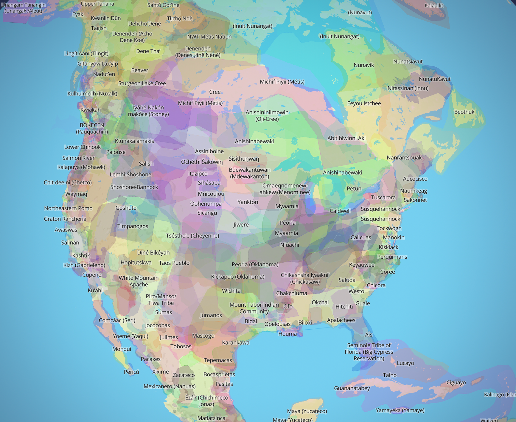 El proyecto Native-land.ca mapea numerosas comunidades indígenas a lo largo y ancho de Norte América. La tierra y sus aguas no pueden ser reducidas a fronteras y líneas, es por eso que las formas en el mapa aparecen translúccidas y en capas