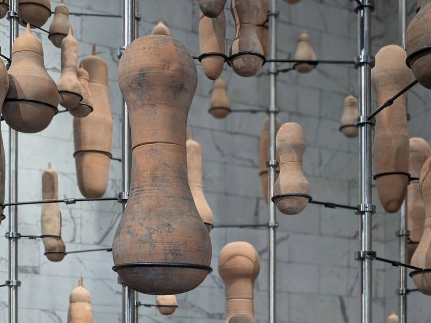 Instalación Rights to Seeds, Rights of Seeds en el Museo delle Civiltà en Roma. De Seeds of Change: Reviving ancient wisdom to address the climate crisis (Semillas del Cambio: Reviviendo la sabiduría ancestral para enfrentar la crisis climática). Copyright 2025 por el Royal College of Art.
