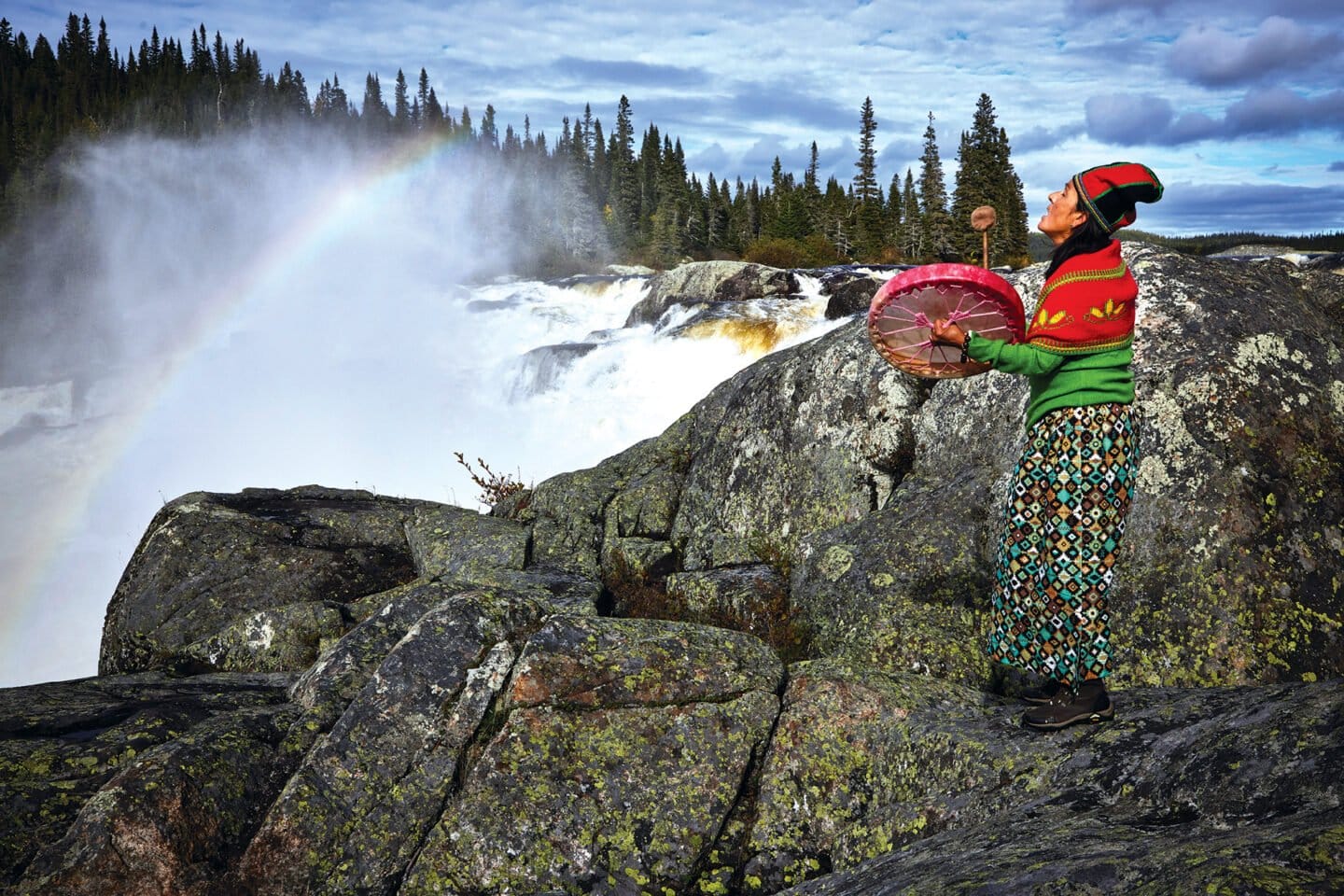 Rita Mestokosho, activista, poeta y educadora Innu, entonando un canto de sanación para el Mutehekau Shipu (río Magpie). Extraído de "I am Mutehekau Shipu: A river’s journey to personhood in eastern Quebec", por S. Nerberg, 2022, Canadian Geographic. Copyright 2022 por Canadian Geographic.